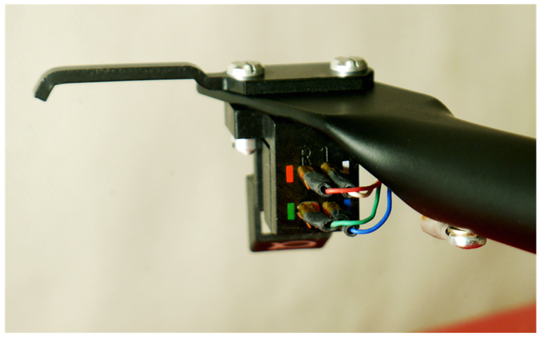 Diagram showing the four cartridge wire colour conventions: red right positive, white left positive, green right negative, blue left negative
