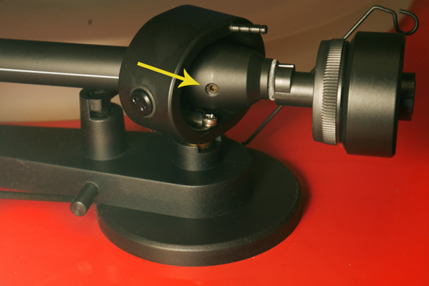 Diagram showing the location of the azimuth grub screw at the rear of the tonearm tube